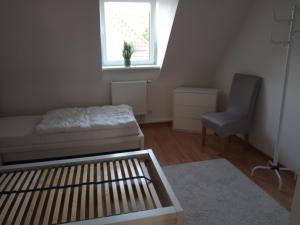 ハノーファーにあるApartment Klingemannの小さなベッドルーム(ベッド1台、窓付)