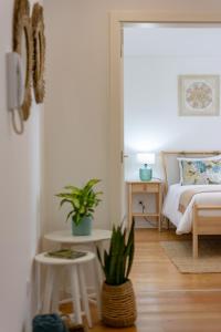 ein Schlafzimmer mit einem Bett und Topfpflanzen darin in der Unterkunft Casa de Sao Tiago 2 in Funchal