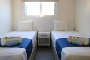Posteľ alebo postele v izbe v ubytovaní Short walk from Nissi Beach - excellent location!