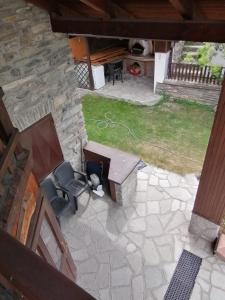 an overhead view of a patio with a table and chairs at Chalet di Montagna in San Giuliano