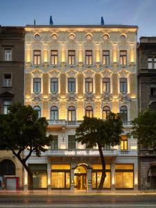 um grande edifício com as palavras Grand Hotel Europa em EST Grand Hotel Savoy em Budapeste