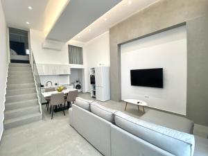 Televízia a/alebo spoločenská miestnosť v ubytovaní Hotel Alex