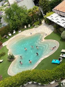 a group of people swimming in a swimming pool at Hotel Posta 77 in San Giorgio in Bosco