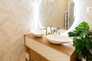 łazienka z 2 umywalkami i lustrem w obiekcie L'Oursinade - Jolie maison avec Jacuzzi et jardin w mieście Bandol