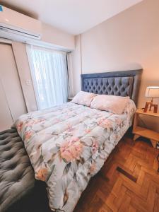 ein Schlafzimmer mit einem Bett mit Blumen darauf in der Unterkunft Dpto tipo Duplex c pileta Nva Cba in Cordoba