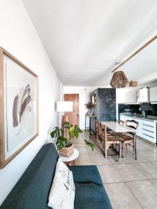 ein Wohnzimmer mit einem Sofa und einem Tisch in der Unterkunft Dpto tipo Duplex c pileta Nva Cba in Cordoba