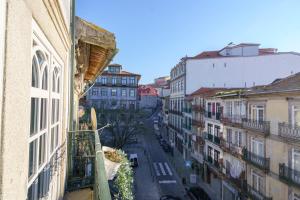 uma vista para uma rua da cidade a partir de uma varanda em N Apartments - Chã no Porto