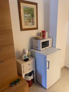 una pequeña cocina con microondas en la encimera en APARTAMENTO FONTE DO CRISTO, en Porriño