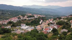 una vista aérea de una pequeña ciudad en las montañas en Agriturismo Dolci Ricordi, en Corleto Monforte