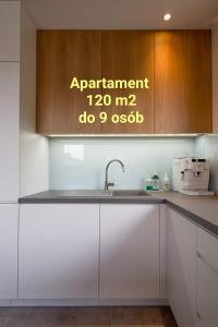 Kuchnia lub aneks kuchenny w obiekcie CYPRYS apartamenty dla rodzin z Dziećmi Władysławowo