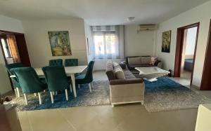 ein Wohnzimmer mit einem Sofa, einem Tisch und Stühlen in der Unterkunft 3 Bedroom Apartment with pool in Čeluga