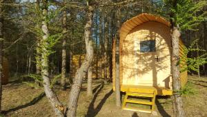 Κήπος έξω από το Glamping Pod im Wald