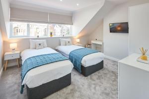 1 Schlafzimmer mit 2 Betten und einem TV in der Unterkunft Host & Stay - The Loft @ The Regency in Harrogate