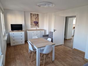 Televízia a/alebo spoločenská miestnosť v ubytovaní Apartament Lawendowy Gdańsk
