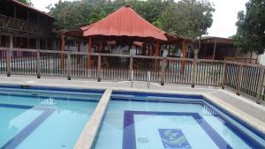 - une piscine en face d'une maison dans l'établissement Hotel Casa Finca La Maracuya, à Ríohacha