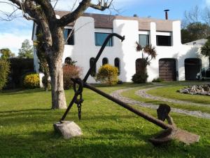 una estatua en el césped delante de una casa en Mykonos Carmelo, en Carmelo