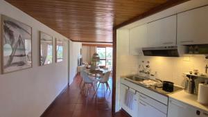 una cucina con tavolo e una sala da pranzo di Estoril Sunny Apartment a Estoril