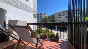 balcone con sedia di Estoril Sunny Apartment a Estoril