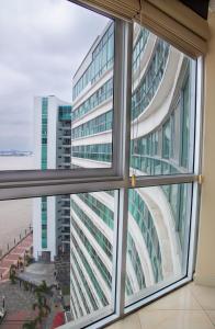una ventana en un edificio con vistas en Departamento Riverfront 2, Puerto Santa Ana, Guayaquil, en Guayaquil