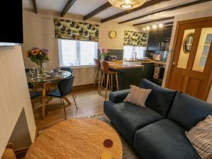 Posezení v ubytování April Cottage