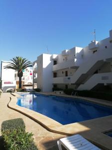ein Schwimmbad vor einem Gebäude in der Unterkunft Cala Ferrera HOME&ME in Felanitx