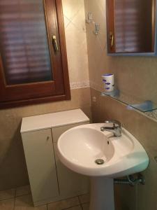 łazienka z białą umywalką i lustrem w obiekcie Casa VISTA MARE w mieście Macari +22 zdjęcia