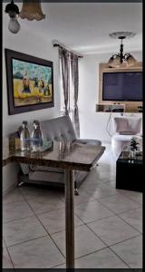 ein Wohnzimmer mit einem Sofa und einem Tisch in der Unterkunft Hermoso apartamento, con todas las comodidades. in Medellín