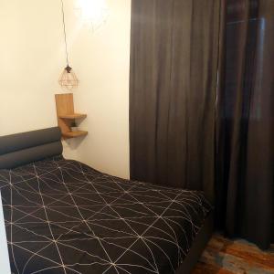 sypialnia z łóżkiem i czarną zasłoną w obiekcie Apartment Ella w mieście Zadar