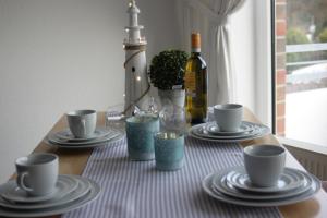 クックスハーフェンにあるHeidhöhn 8のテーブル(皿、カップ、ワイン1本付)