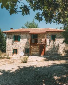 Casa de piedra con balcón frente a ella en Lovely house in the heart of nature, en Serik