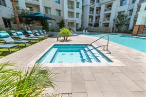 una piscina con tumbonas y un hotel en Kasa Scottsdale North Phoenix en Scottsdale