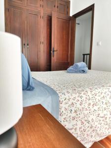 um quarto com uma cama com um cobertor em El Jándalo em Benaocaz