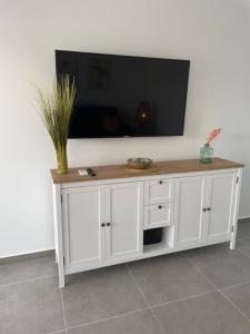 TV a/nebo společenská místnost v ubytování APPARTEMENT DUPLEX VUE LAGON 1216