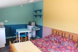 Lova arba lovos apgyvendinimo įstaigoje Poplar Lodge, Dee Valley Stays - cosy microlodge with detached private shower & WC