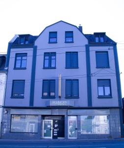 un grande edificio blu con finestre su strada di Ferienwohnung für 4, mitten in Solingen a Solingen