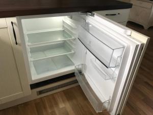 - un réfrigérateur vide avec une porte ouverte dans la cuisine dans l'établissement Skjæret rorbu, à Stamsund