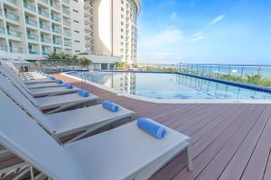 una terraza con tumbonas y una piscina en GHL Corales de Indias, en Cartagena de Indias