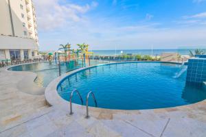 uma grande piscina com parque aquático em GHL Corales de Indias em Cartagena de Indias