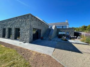 ein Steinhaus mit einem Weg dorthin in der Unterkunft Garryvoe - Ballycotton Bay & Island View in Garryvoe
