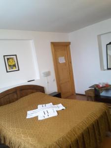 a room with a bed with a sign on it at Camere de inchiriat EDELWEISS in Dumbrava Roşie