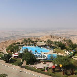 an aerial view of a pool at a resort at Mercure Grand Jebel Hafeet in Al Ain