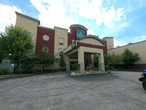 Un edificio con un estacionamiento enfrente. en HomeTowne Studios & Suites by Red Roof Washington, en Washington