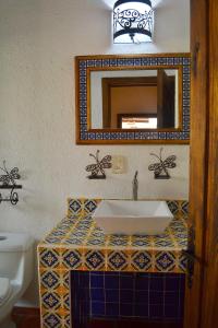 La salle de bains est pourvue d'un lavabo et d'un miroir. dans l'établissement La Casona Pirámides, à San Martín de las Pirámides
