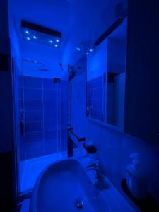 La salle de bains est pourvue d'une baignoire, d'un lavabo et d'un miroir. dans l'établissement Goccia in Valdorcia Smart Home, à San Quirico dʼOrcia