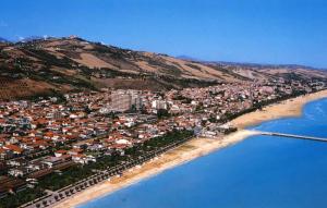 - une vue aérienne sur une plage avec des maisons et des bâtiments dans l'établissement Casa Lea, à Roseto degli Abruzzi