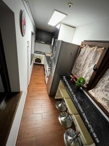 a small room with a kitchen with a counter at Apartament frumos cu 3 camere situat la partier in Botoşani