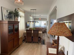 カンガス・デ・モラソにあるMi casita de Cangasのリビングルーム、ダイニングルーム(ダイニングテーブル付)
