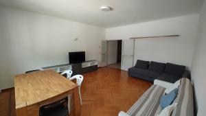 uma sala de estar com um sofá e uma mesa em Casa Battisti em Sondrio