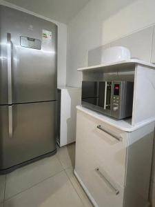 uma cozinha com um frigorífico de aço inoxidável e um micro-ondas em Edificio Baalbek I em Montevidéu