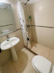 Bathroom sa Edificio Baalbek I